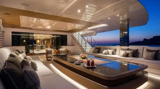 比尔盖茨有多奢侈？飞机、游艇、豪宅和美女每年都要花费上亿美元。 第9张