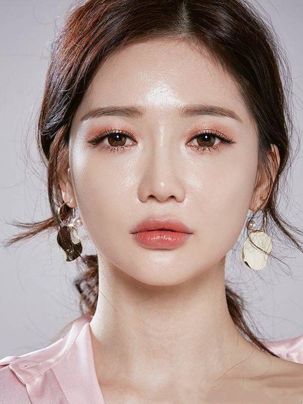 韩式眼妆的画法（韩系少女妆容怎么打造？） 第1张