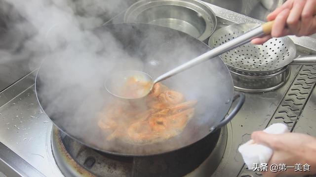 油焖大虾怎么做 家常油焖虾简单做法分享 第20张