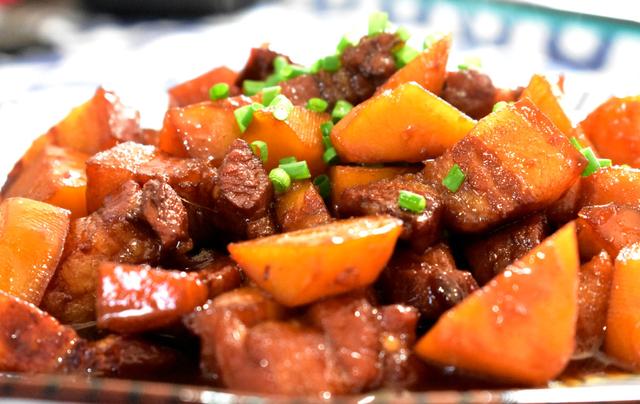 红烧肉炖土豆怎么做好吃又简单,家常红烧肉炖土豆的做法 第1张