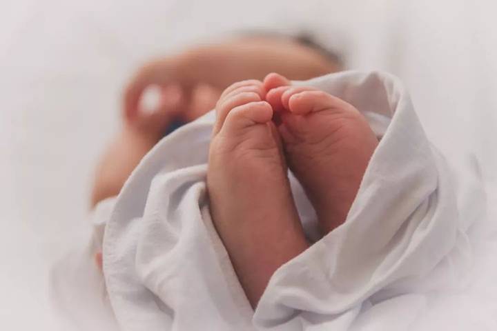 新生宝宝护理（刚出生的婴儿该怎么护理？）