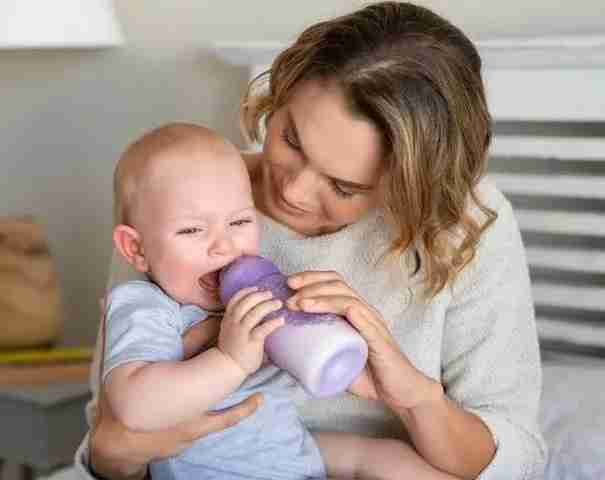 宝宝不吃奶瓶怎么办（宝宝不吃奶嘴抗拒奶瓶，怎么办？） 第6张