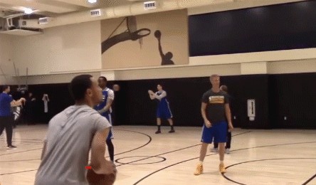 篮球投篮技巧（分享一个库里投篮的小技巧！） 第5张