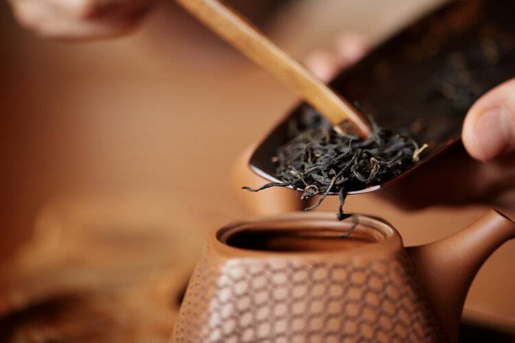 红茶和绿茶哪个好（湿气重的人喝红茶还是绿茶） 第1张
