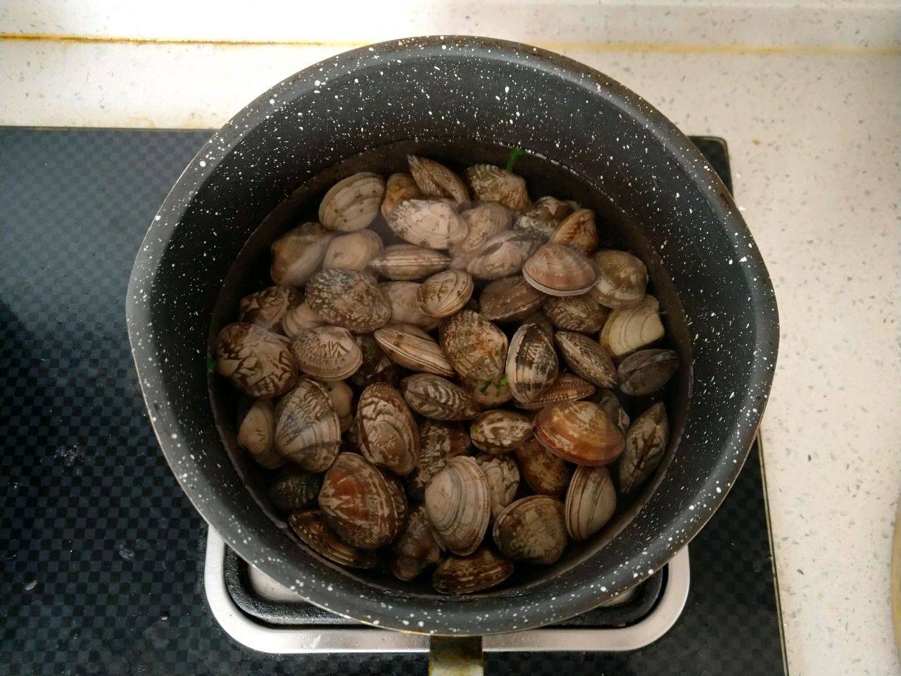 蛤蜊汤的做法（韭菜蛤蜊疙瘩汤） 第4张