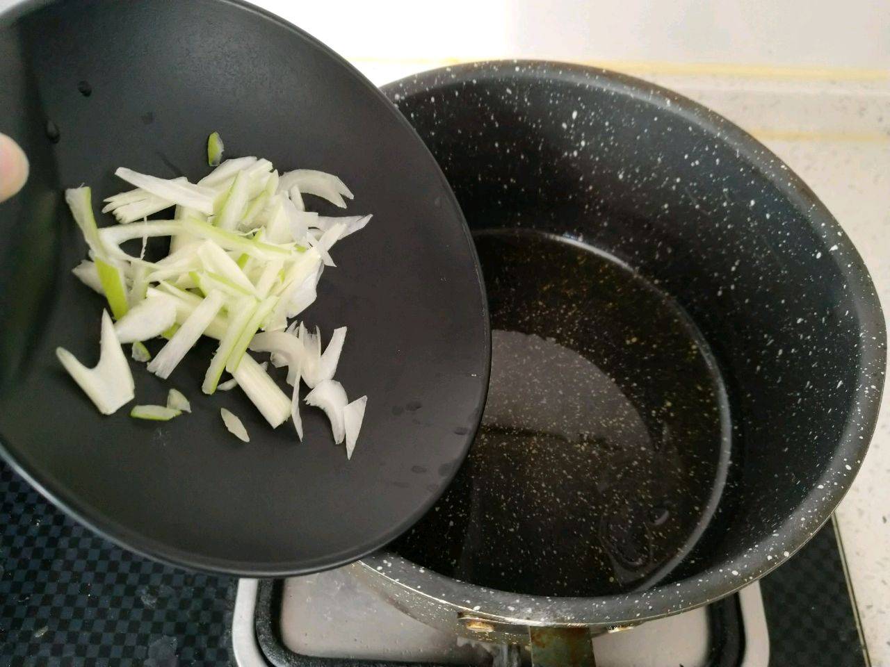 蛤蜊汤的做法（韭菜蛤蜊疙瘩汤） 第5张