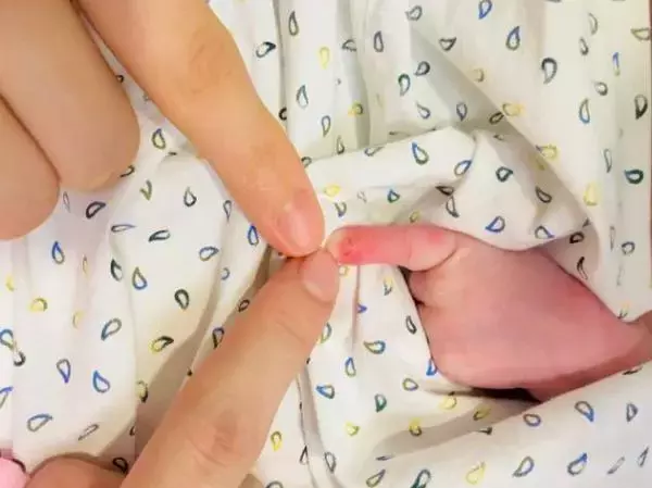 新生儿一天睡多久(八个动作看宝宝脑瘫图) 第4张