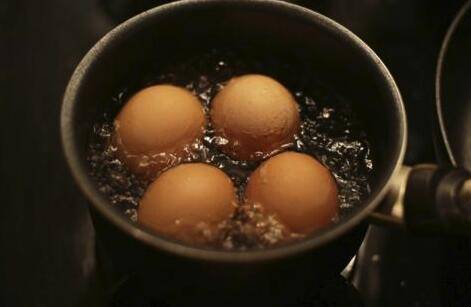 白煮蛋要煮多久(正确的煮蛋方法8分钟) 第1张
