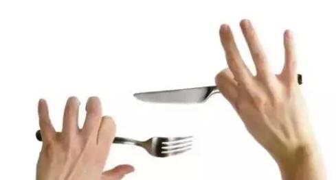 刀叉的正确拿法左右手（教你标准西餐刀叉使用方法） 第2张