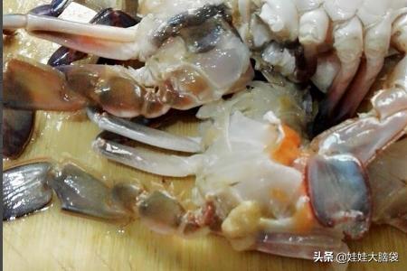 怎样炒螃蟹好吃 教你家常炒螃蟹简单又好吃窍门方法 第2张