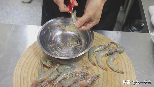 油焖大虾怎么做 家常油焖虾简单做法分享 第2张