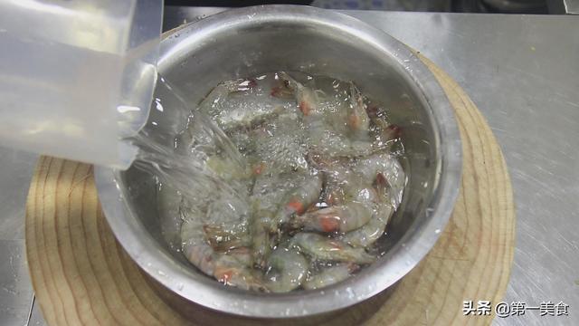 油焖大虾怎么做 家常油焖虾简单做法分享 第5张