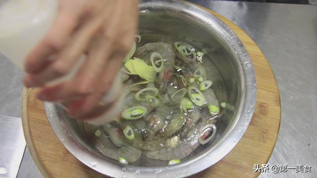 油焖大虾怎么做 家常油焖虾简单做法分享 第7张