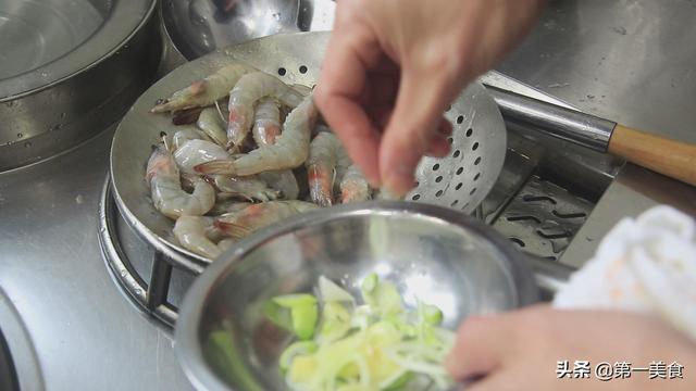 油焖大虾怎么做 家常油焖虾简单做法分享 第14张