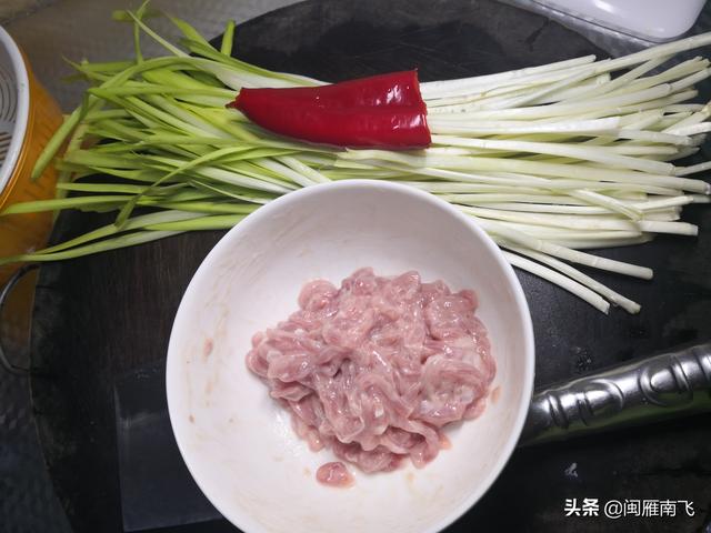 韭黄红椒肉丝怎么做 韭黄炒肉丝的家常做法窍门