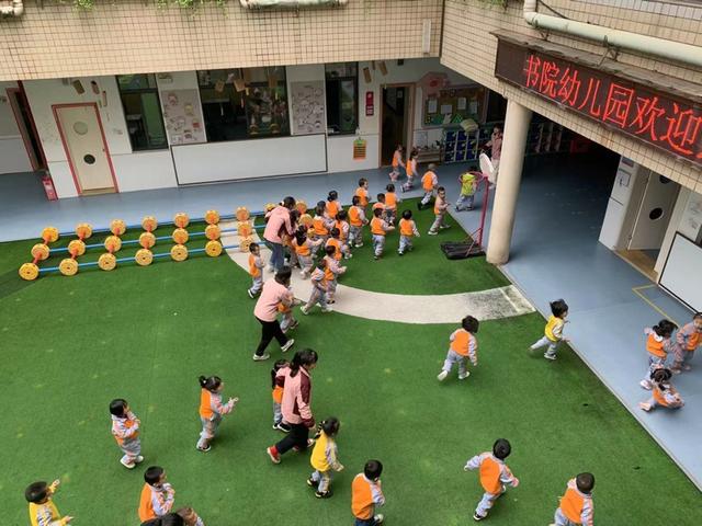 在湖南省防空警报测试日，书院幼儿园的老师和孩子们做出了教科书级别的回应。 第1张